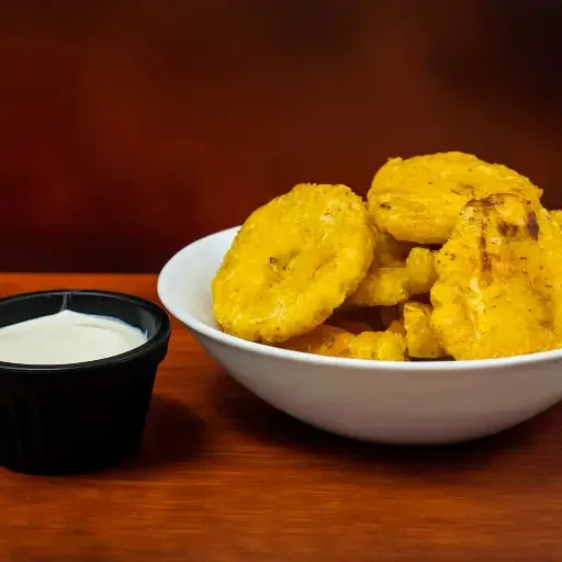 Patacones con salsa de queso